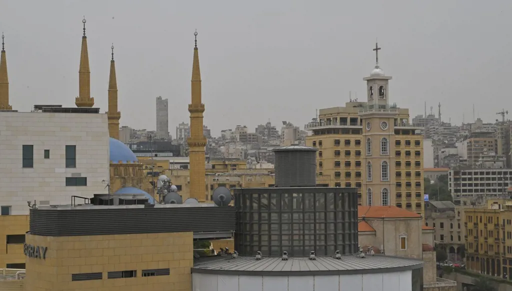 5 عند الخامسة: عباس يشتم "حماس" والأردن يحظر نشاطات جماعة "الإخوان المسلمين" ويغلق مكاتبها