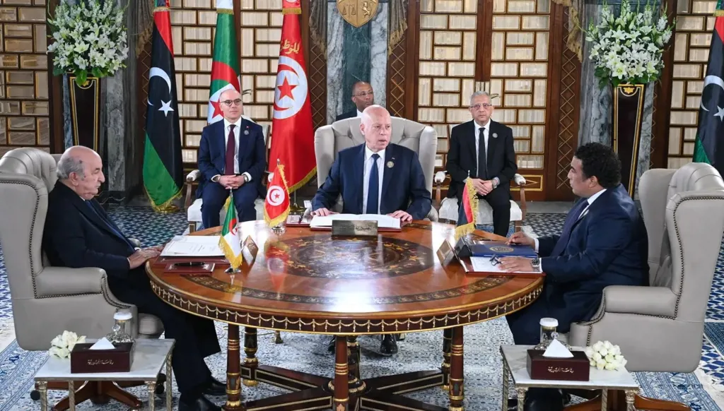 تأخر انعقاد قمة تونس – الجزائر – ليبيا: عقبات لوجستية أم ضغوط خارجية؟