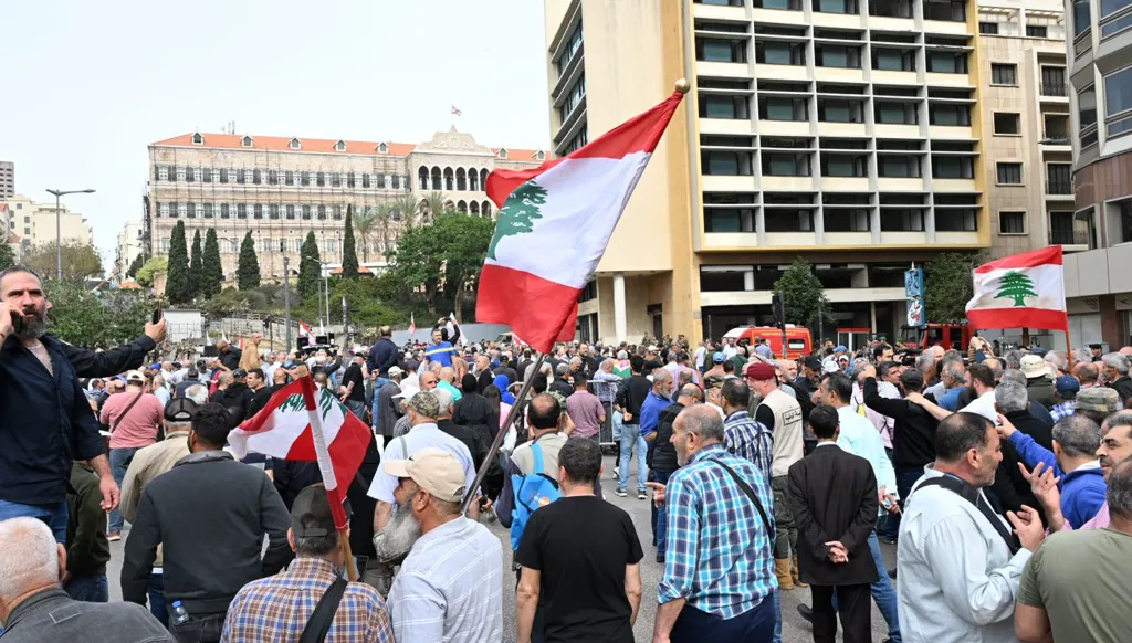 اعتصام للعسكريين المتقاعدين في وسط بيروت (صور - فيديو)