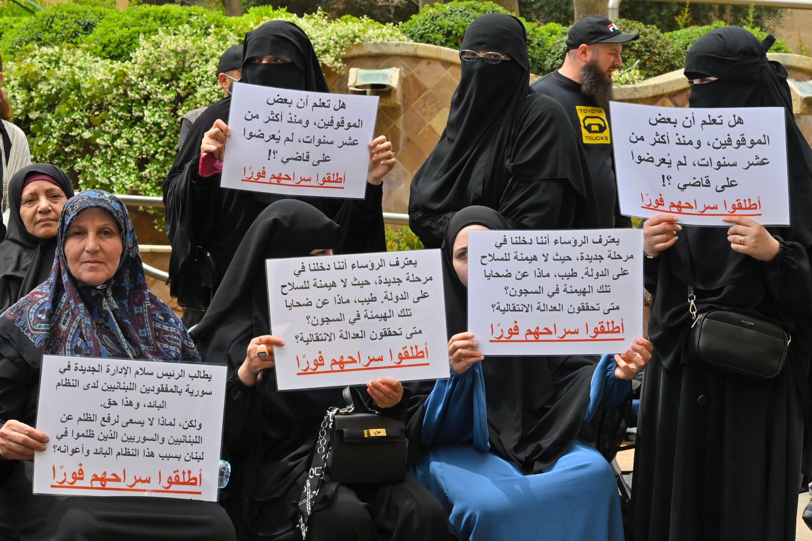 أهالي الموقوفين يحتجون أمام البرلمان (نبيل إسماعيل)