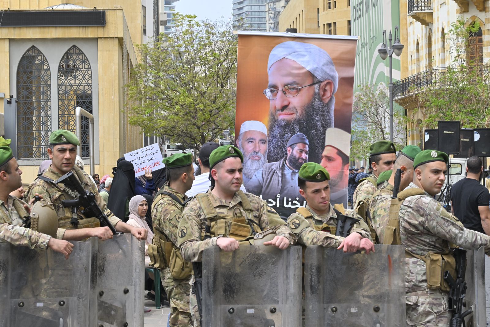 متظاهرون في بيروت والجيش يحافظ على الأمن (نبيل إسماعيل)