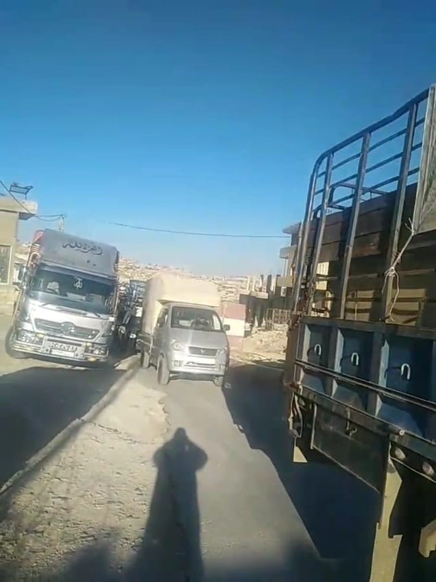 آليات لنازحين سوريين تغادر الأراضي اللبنانية.