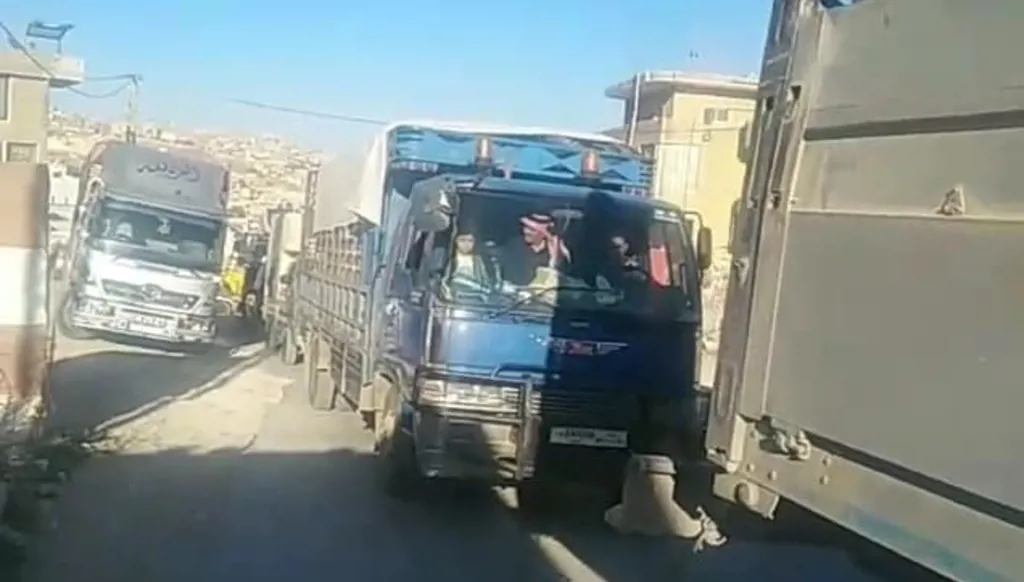 بالفيديو- الجيش اللبناني ينظّم عودة النازحين السوريين من بلدة عرسال