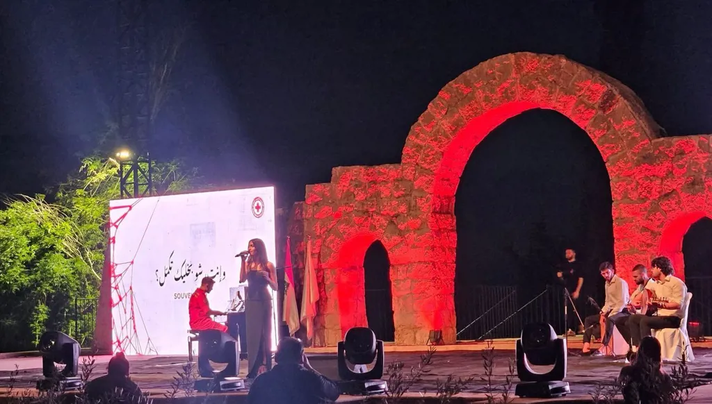 لين حايك تضيء زوق مكايل دعماً للصليب الأحمر اللبناني