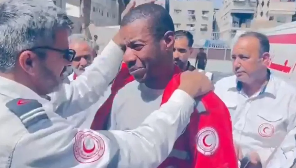 بالفيديو - إسرائيل تُفرج عن مسعف معتقل منذ استهداف فريق الإسعاف في رفح