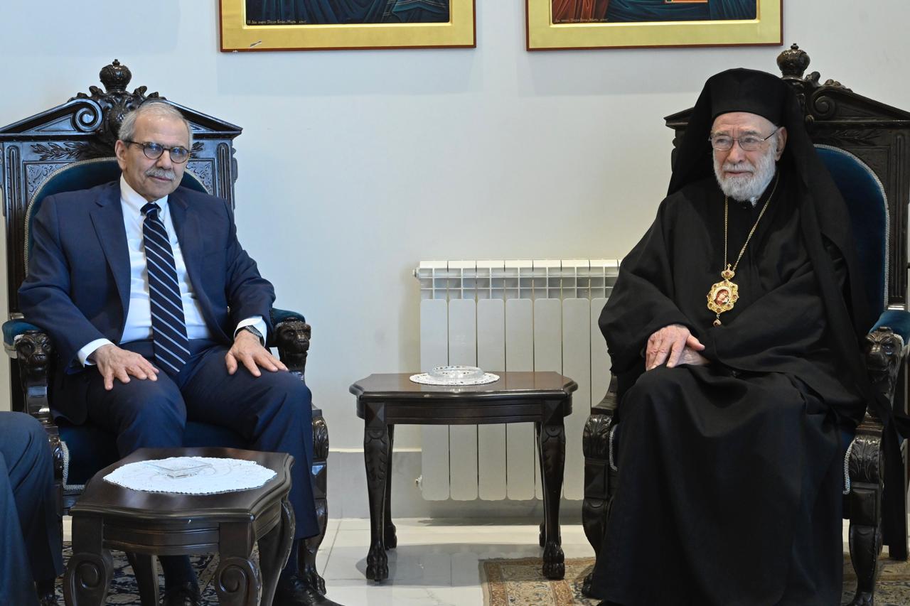 لقاء بين المطران عودة وسلام (تصوير نبيل اسماعيل).