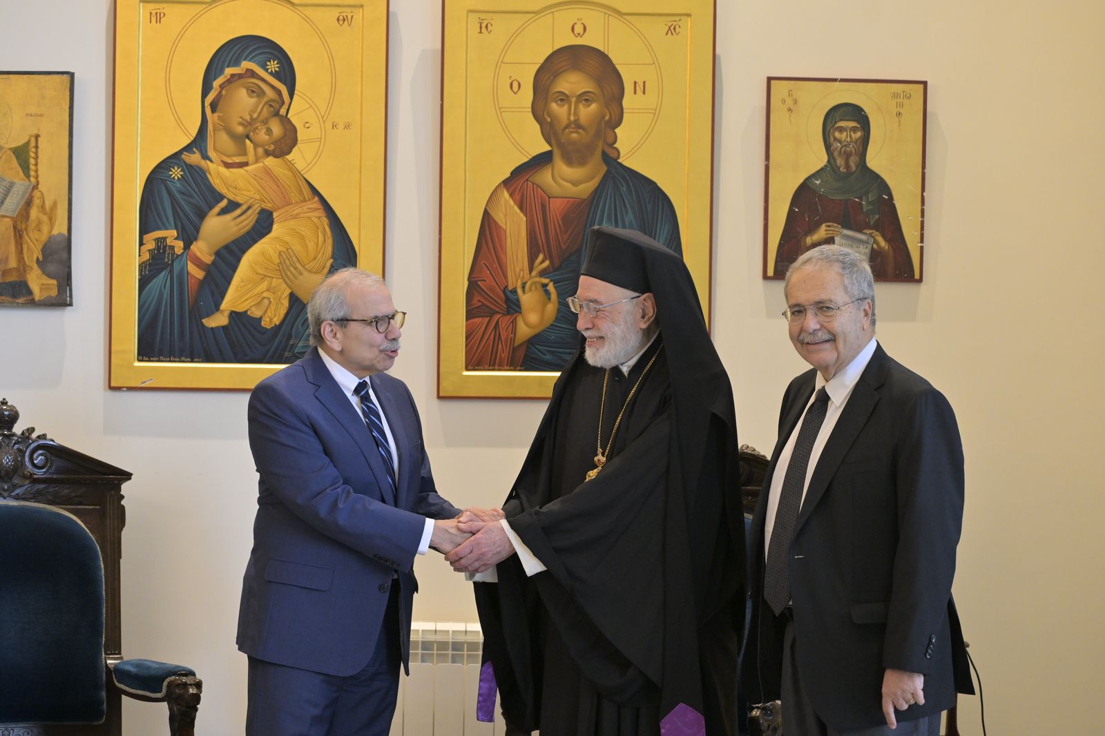 لقاء بين المطران عودة وسلام (تصوير نبيل اسماعيل).