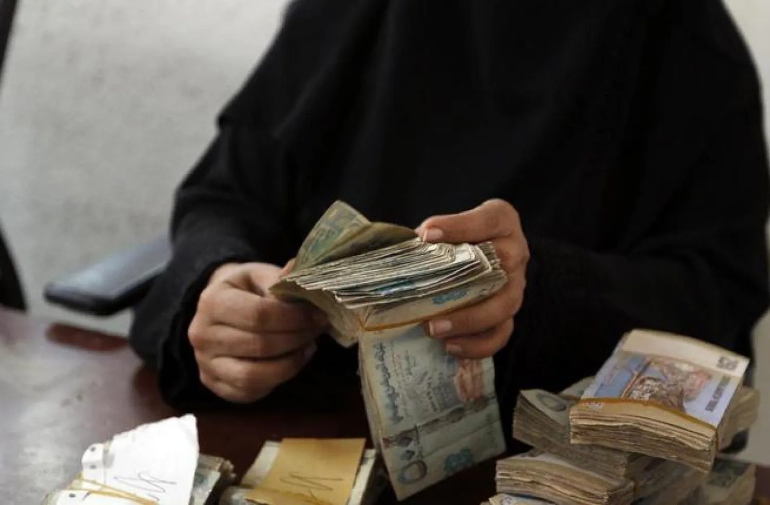 تجاوز سعر صرف الدولار في مناطق الحكومة اليمنية حاجز الـ2500 ريال. (ا ف ب)