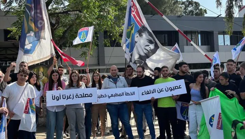 بالصور- اعتصام أمام سرايا زغرتا رفضاً لتقليص عدد المخاتير: "تذرّع بخطأ مطبعي"