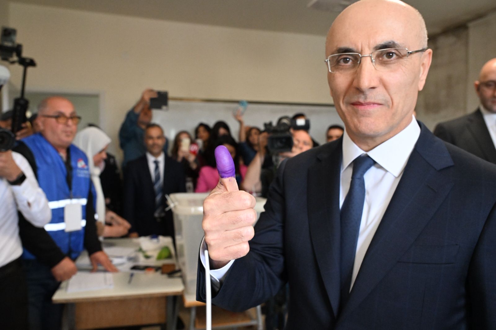 وزير الداخلية اللبناني يقترع خلال انتخابات محافظة جبل لبنان.