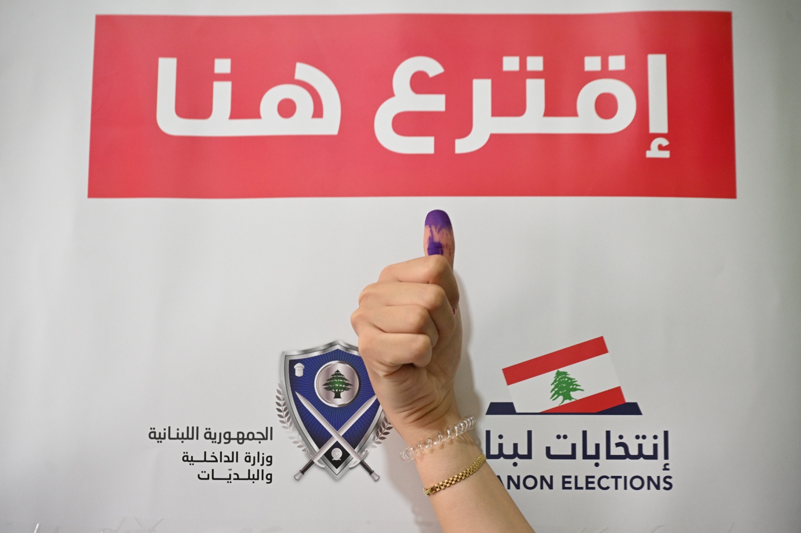 ناخب بعد الإدلاء بصوته (حسام شبارو). 