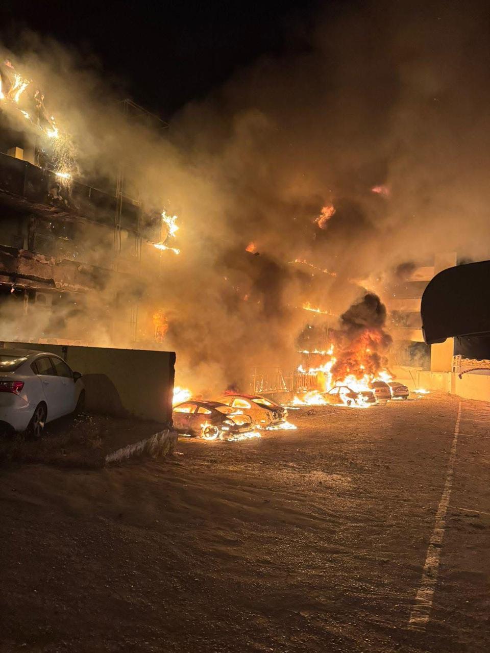 احتراق السيارات المركونة في محيط المنتجع.