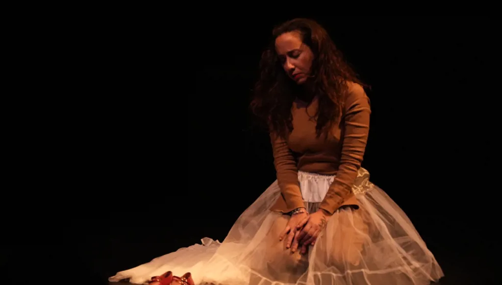 أسيل عياش تكسر صمت المسرح بـ"طرف خيط": العودة إلى الذات بشجاعة