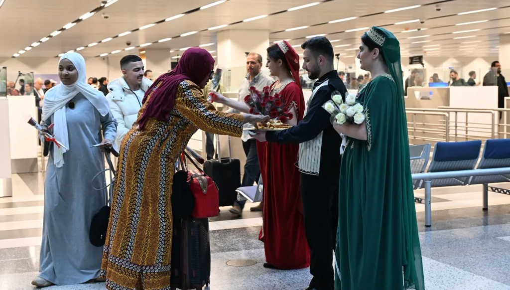 عودة إماراتيين إلى بيروت بعد رفع الحظر عن سفرهم: نسأل الله أن يجمعنا مع اللبنانيين على الخير (صور وفيديو)