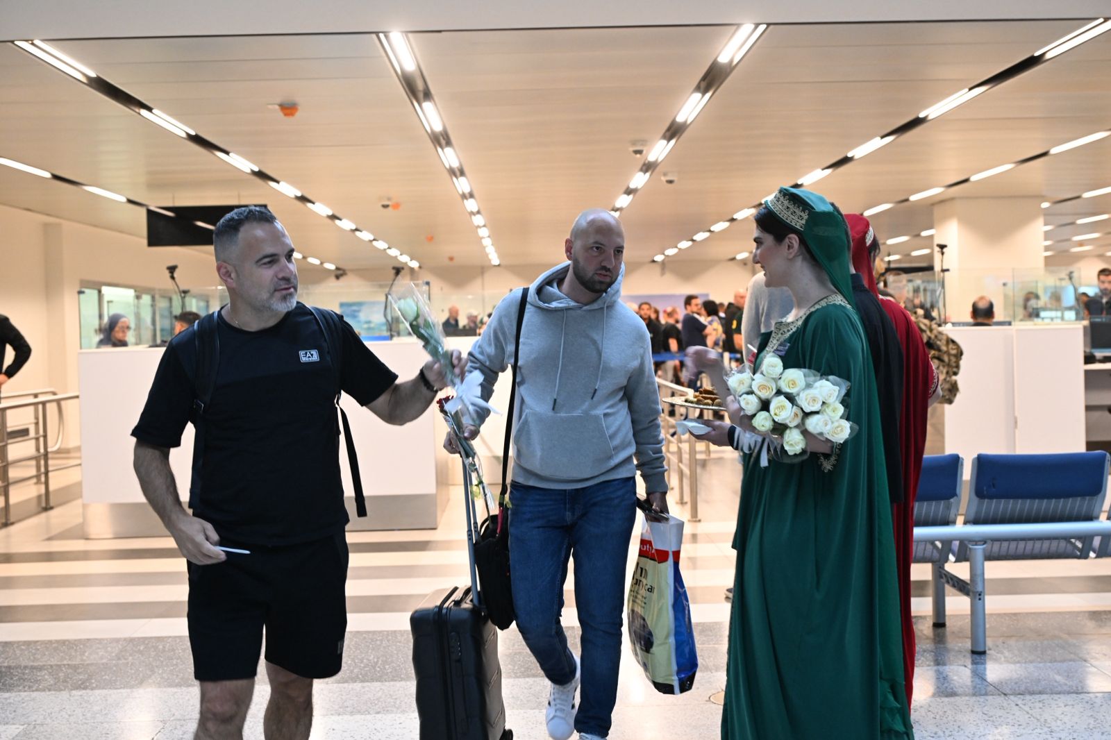 استقبال الوافدين الإماراتيين إلى بيروت بالورود (حسام شبارو).
