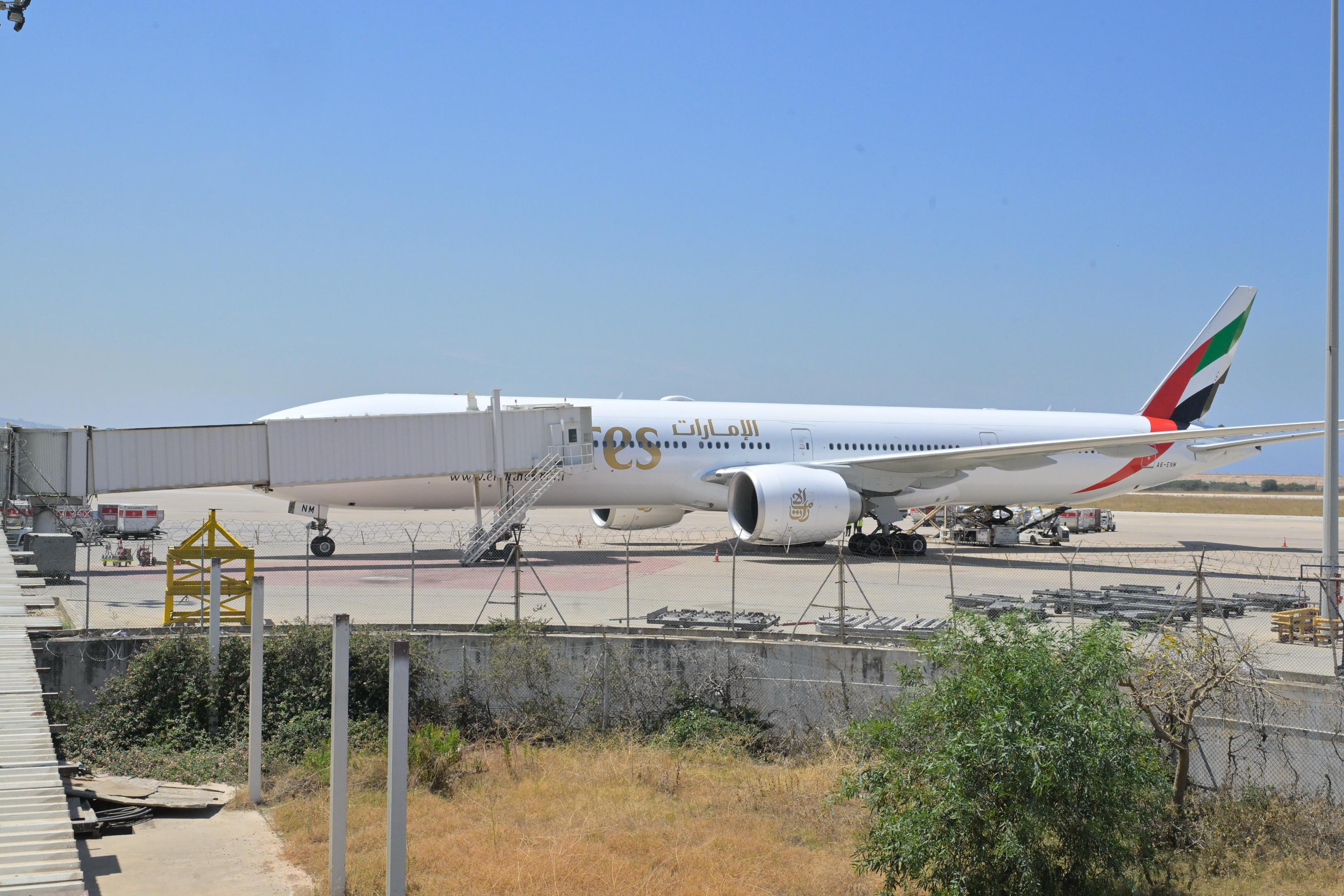 طائرة إماراتية في مطار بيروت (نبيل اسماعيل).