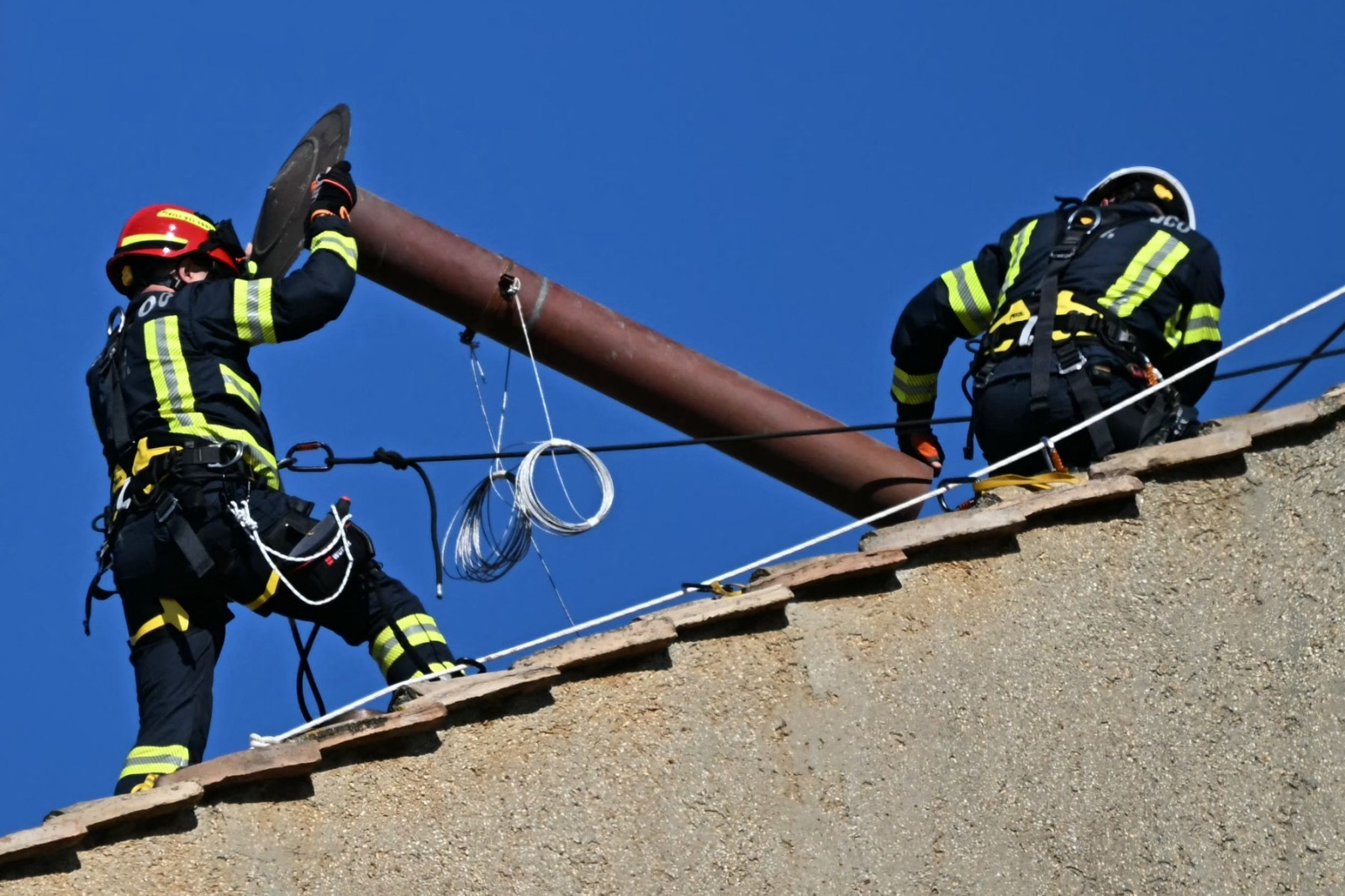 المدخنة فوق سقف كنيسة سيستينا. (أ ف ب)