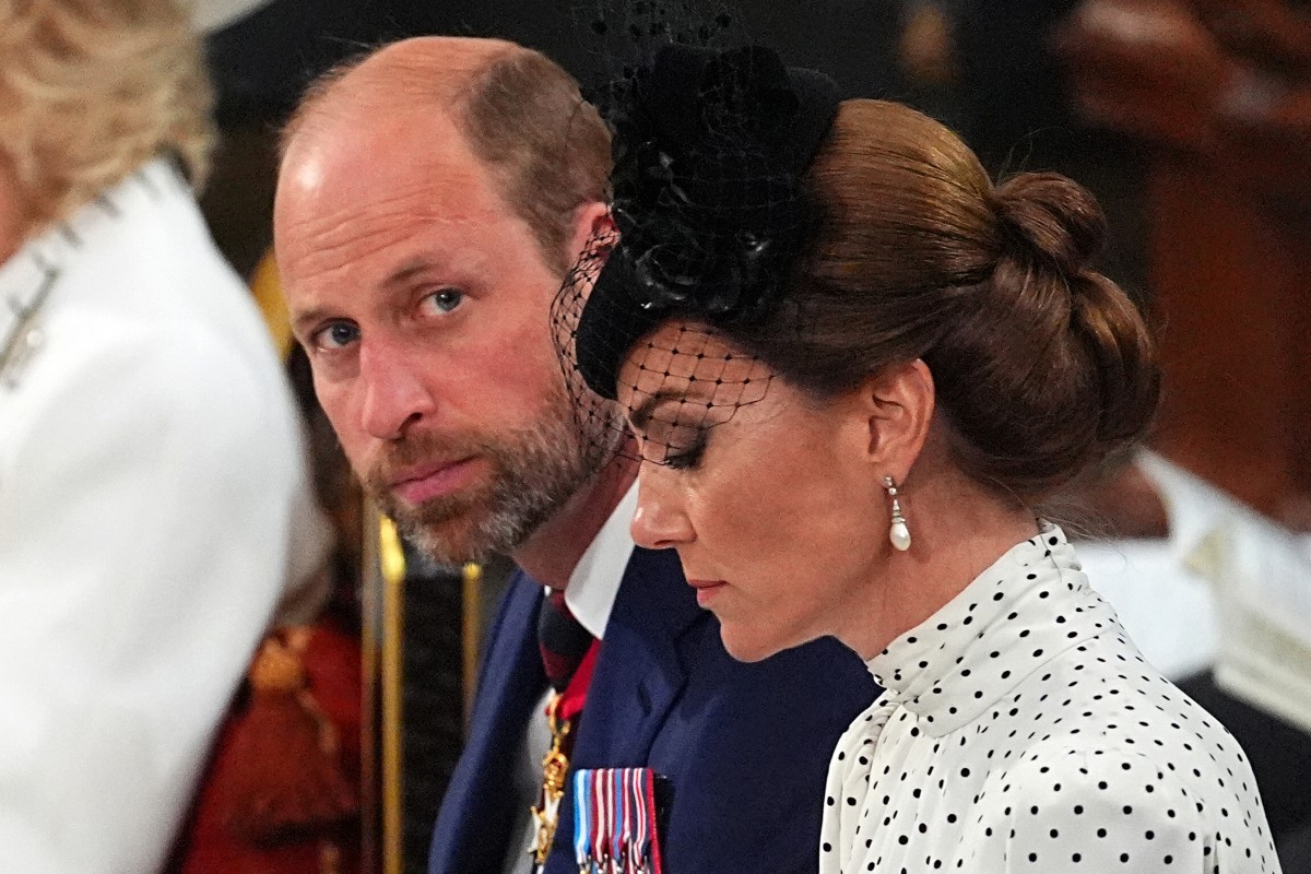 أقراط كيت ميدلتون من الاميرة ديانا في الذكرى الثمانين ليوم النصر في وستمنستر أبي (أ.ف.ب)