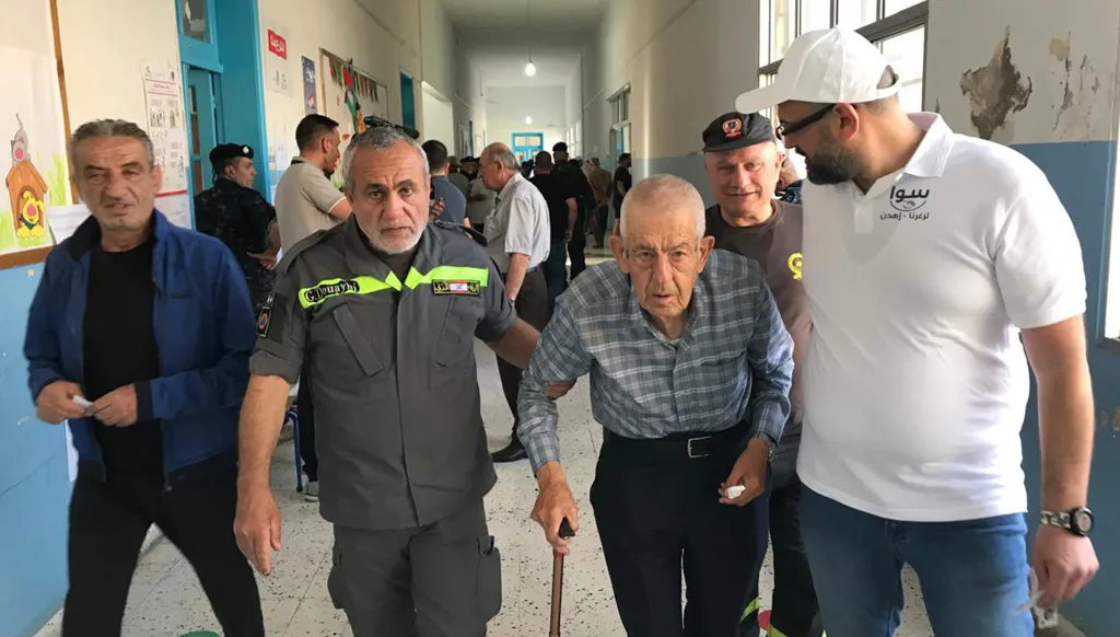 مسنّ يُشارك بالانتخابات في قضاء زغرتا