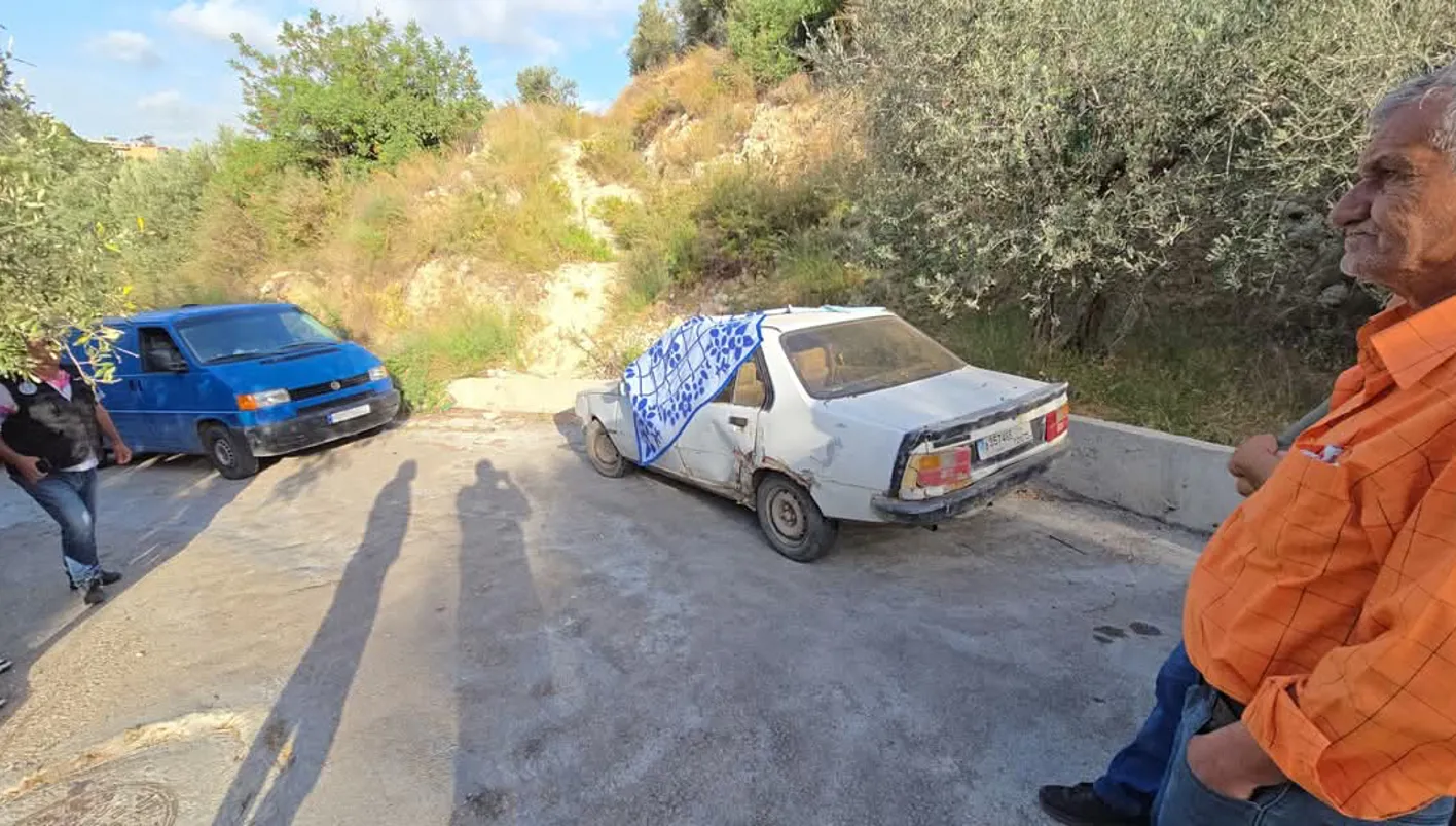 سلاح ورسالة بخط اليد... العثور على مواطن مقتولاً داخل سيارته في شمالي لبنان (صور)