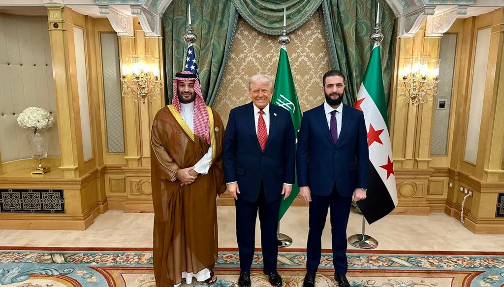 ترامب يسأل عن التطبيع بين سوريا وإسرائيل... والشرع يُجيبه: "نعم ولكن"