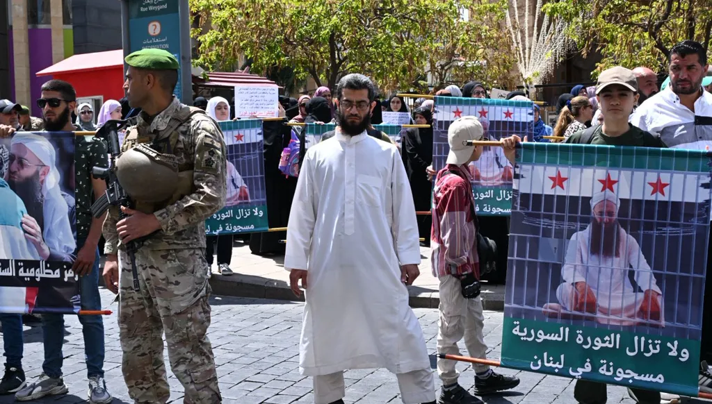 بالصور- اعتصام أمام مجلس النواب... ومطالبة بالعفو العام