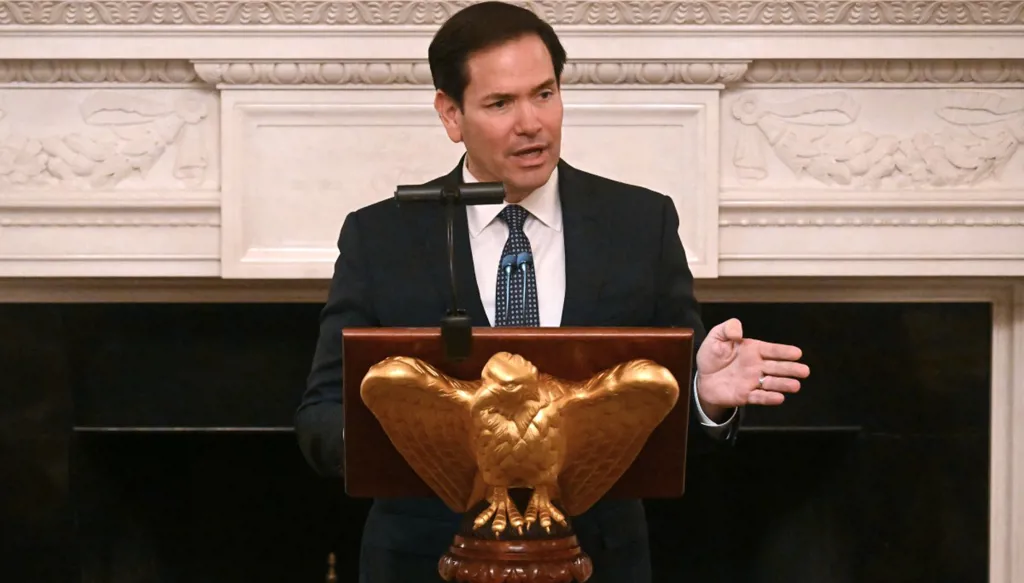 "لم تبحث ترحيل الغزّيين إلى ليبيا"... واشنطن تحذر من انهيار محتمل للسلطة السورية وحرب أهلية