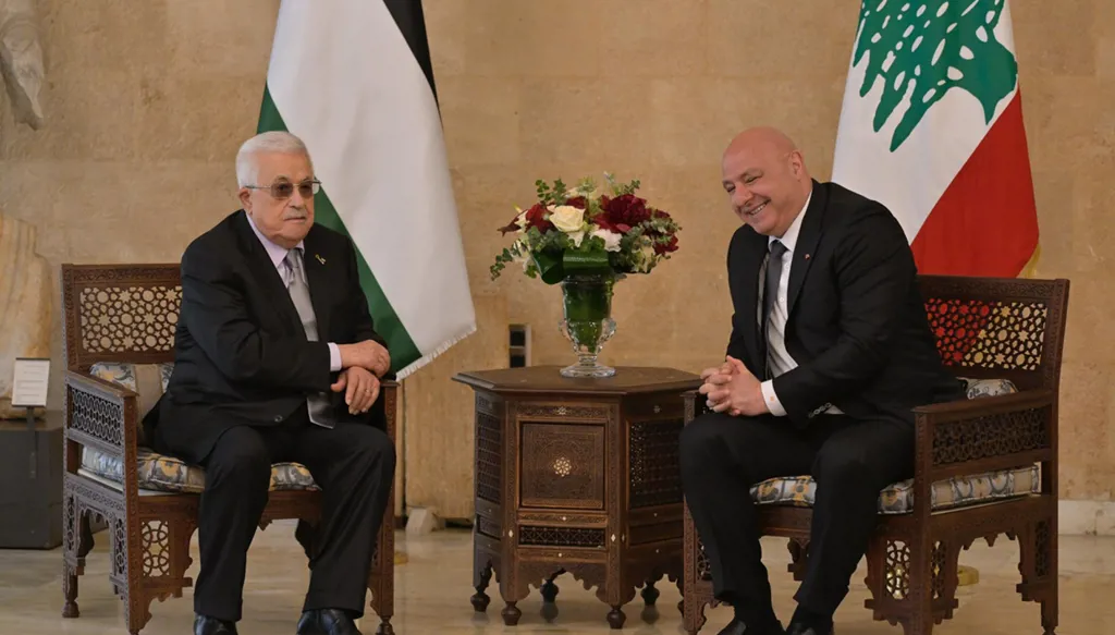 عباس في لبنان: حصرية السلاح بيد الدولة والتزام فلسطيني بعدم استخدام أراضيه لعمليات عسكرية