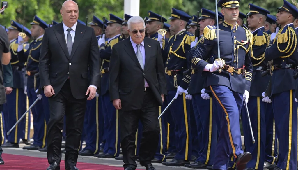 مواقف عباس تحمل دعماً كبيراً للدولة اللبنانية... كيف توزع الفصائل انتشارها في المخيّمات؟