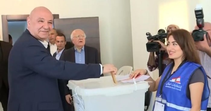 عون مدلياً بصوته. (الوكالة الوطنية)