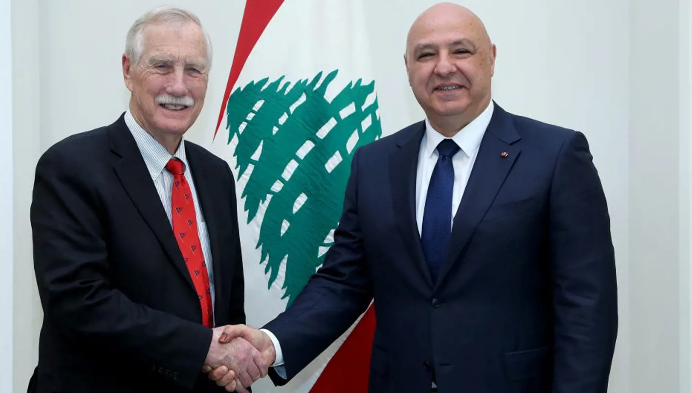 رئيس الجمهورية مستقبلاً في بعبدا أمس رئيس وفد الكونغرس الأميركي السيناتور ANGUS KING.
