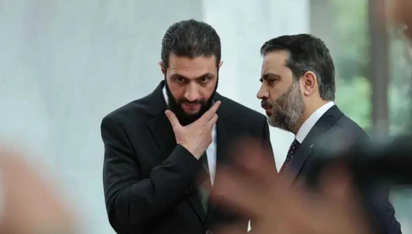 وزير الداخلية السوري أنس خطاب متحدثاً إلى الرئيس الانتقالي أحمد الشرع.