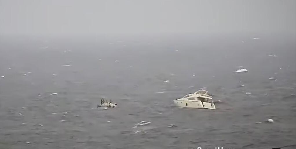 يخت قبالة شواطئ البترون.