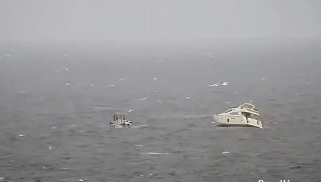 تعطّل يخت قبالة شواطئ البترون وسحبه إلى سلعاتا دون إصابات