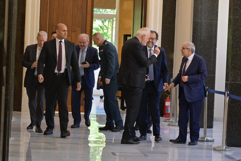 رئيس مجلس الوزراء ووزراء قبيل جلسة مجلس الوزراء في بعبدا أمس.