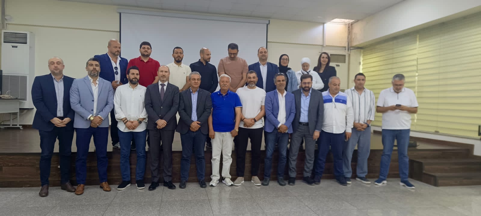 المحافظ ضو يتوسط الفائزين في مجلس بلدية صيدا الجديد.