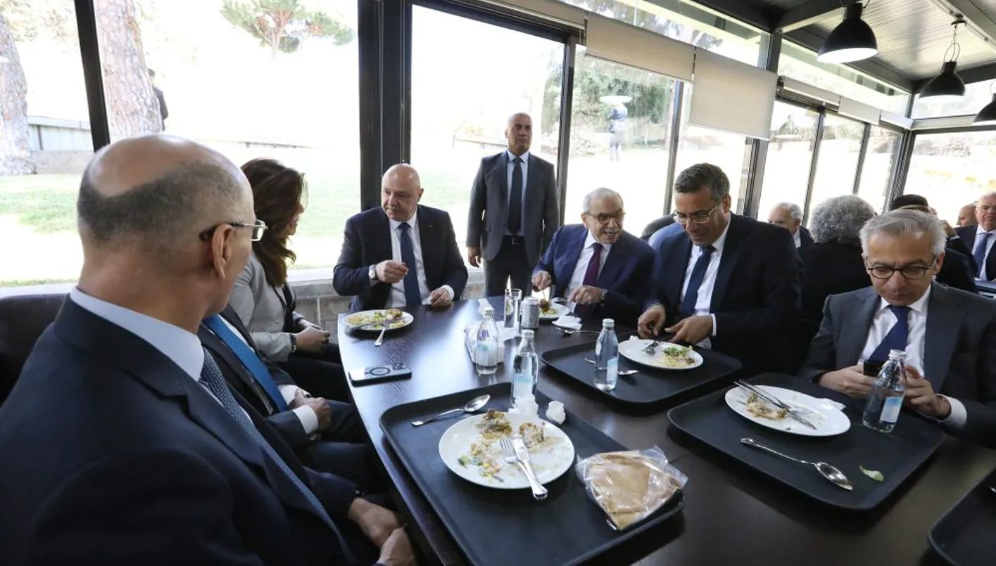 مائدة غداء للرئيس عون والوزراء على هامش مجلس الوزراء في قصر بعبدا.