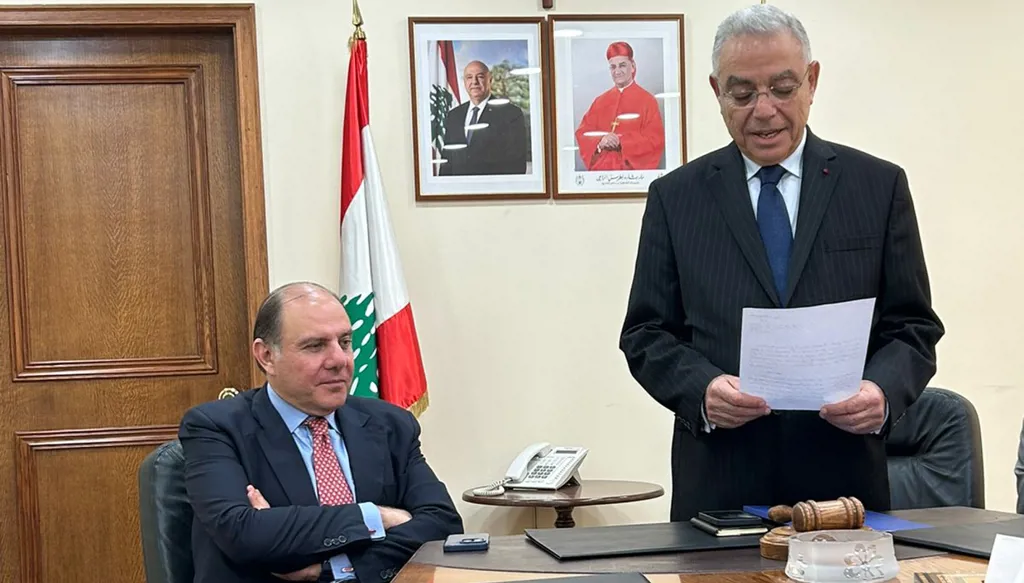 حاكم مصرف لبنان في الرابطة المارونيّة عالق في توصيف الأزمة والصلاحيات