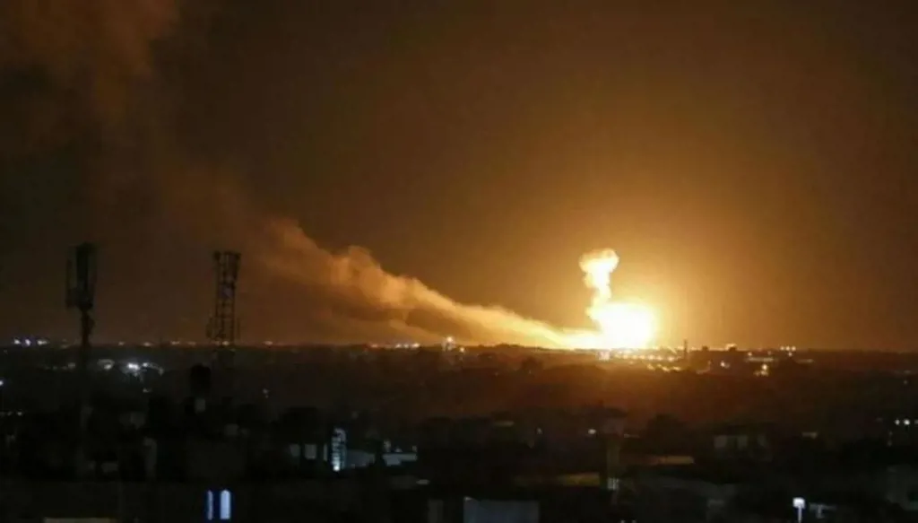 الغارات الإسرائيلية على الساحل السوري: ضغوط تفاوضية أم رسائل تصعيد؟