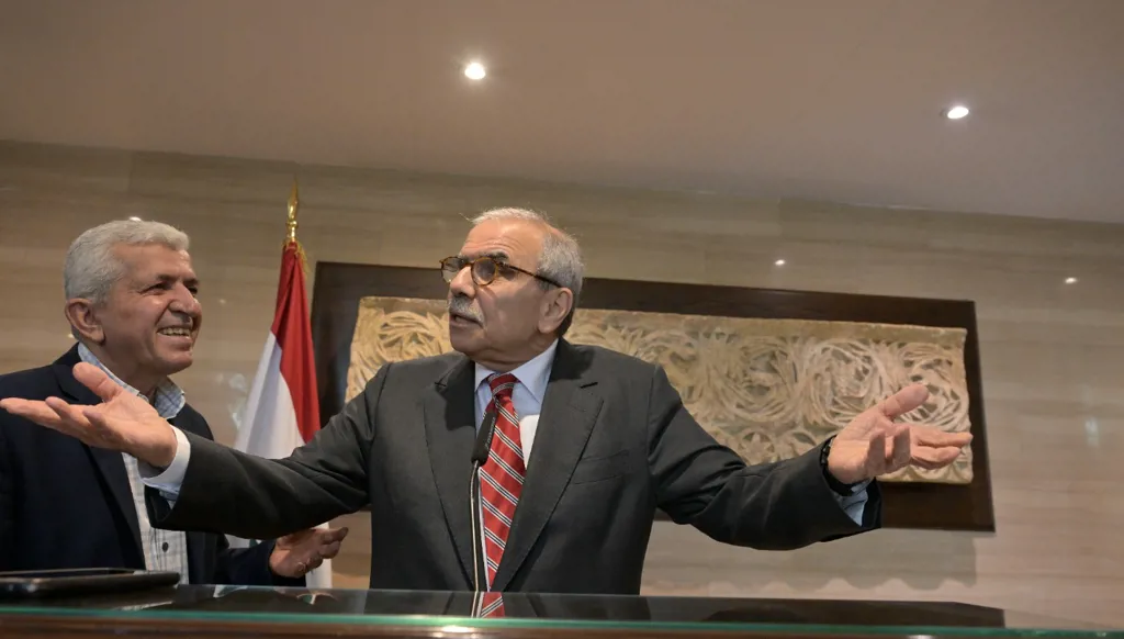 ما وراء الحملة على الحكومة: السلاح والإعمار