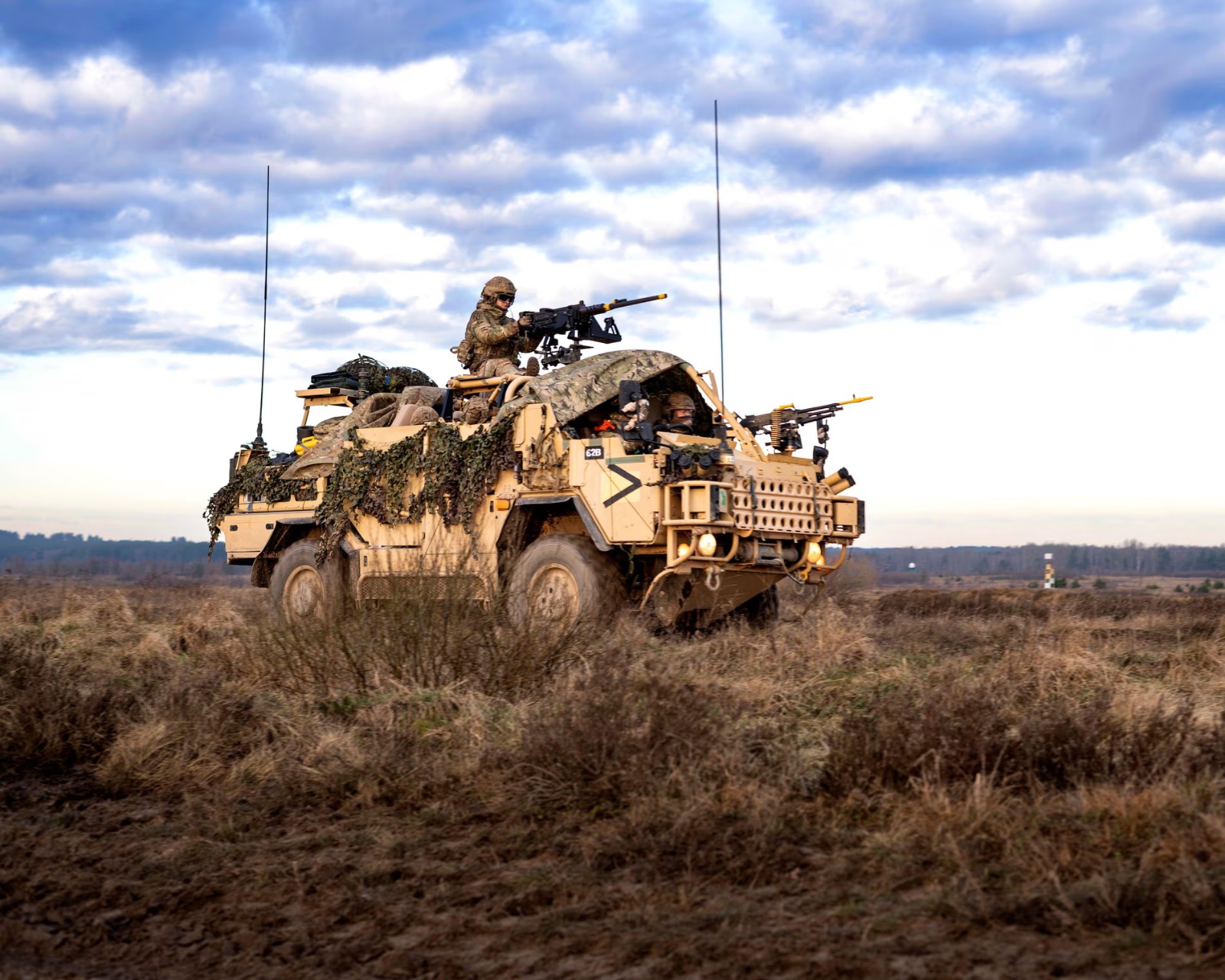 جنود بريطانيون في آلية مدرعة من طراز جاكال. (وكالات)