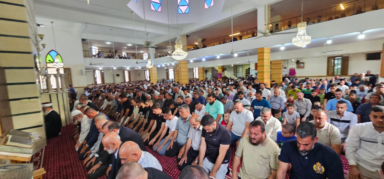 المصلّون في مسجد حلبا. (النهار)