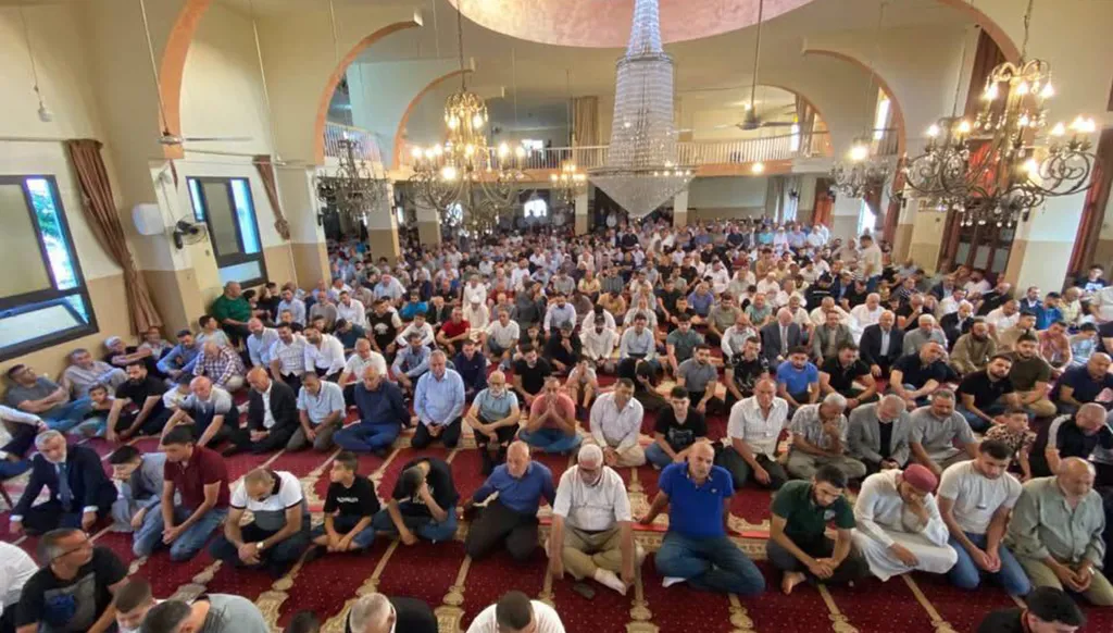 بالصور- مساجد طرابلس والشمال تغصّ بالمؤمنين في صلاة العيد