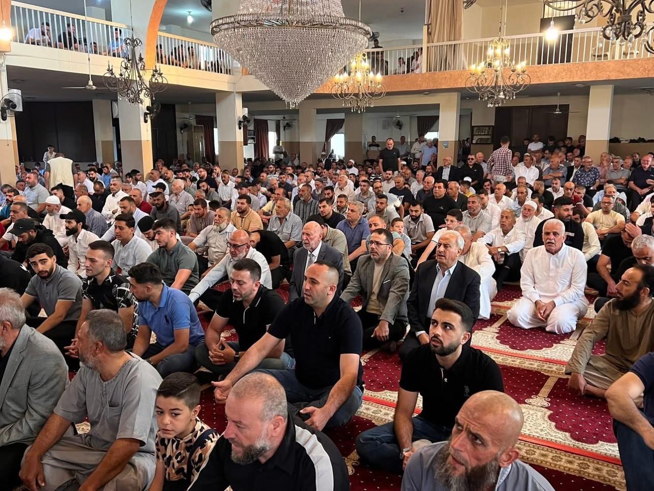 مصلّون في جامع الضيعة، في المنية شمال لبنان.