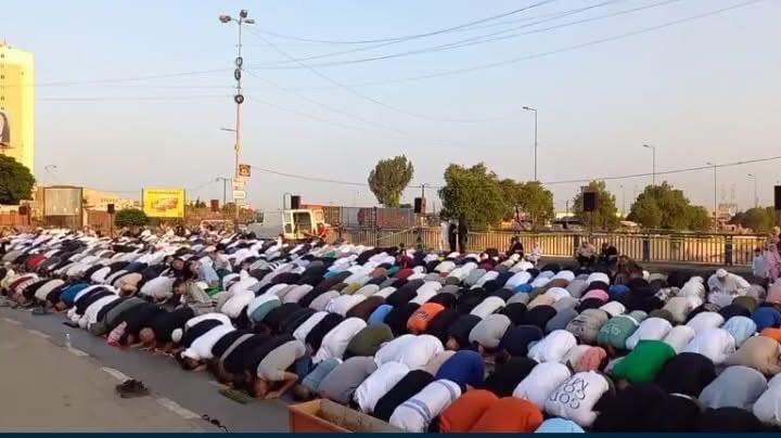 مصلون في دوار أبو علي.