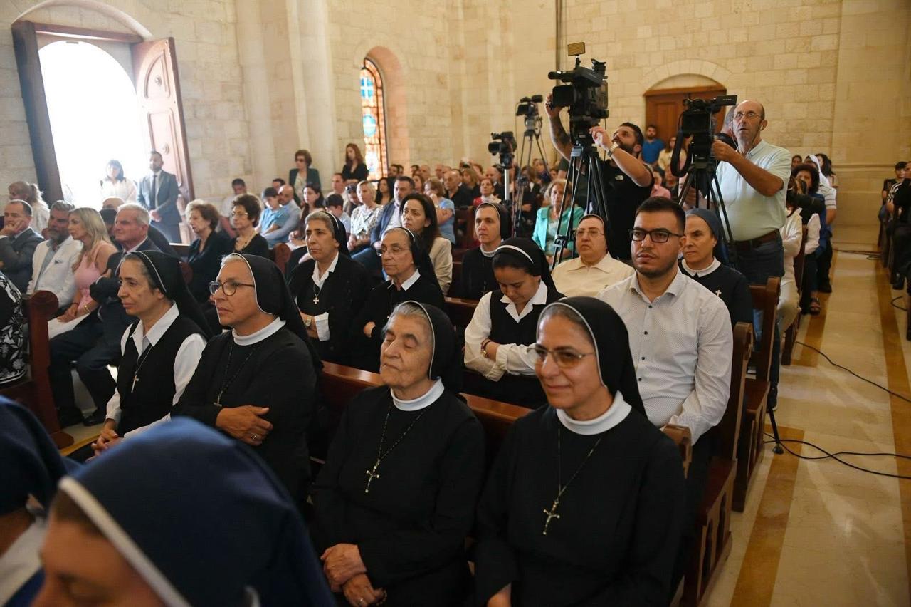 الحضور في قداس الأحد (بكركي).