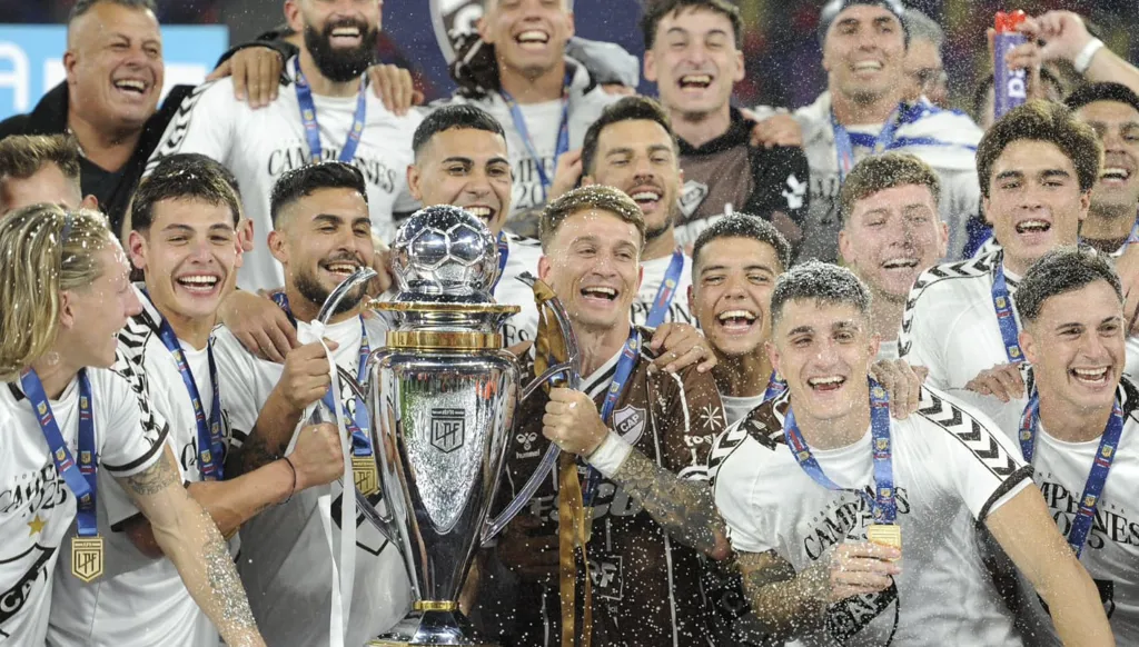 120 عاماً ومدربين... بلاتينسي يحفر اسمه بالذهب في الأرجنتين