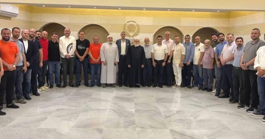 أعضاء بلدية طرابلس خلال التوقيع على الاتفاق بحضور الشيخ إمام (طوني فرنجية)