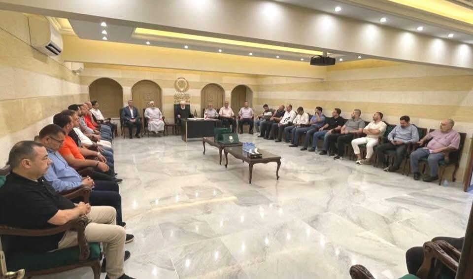 أعضاء بلدية طرابلس خلال التوقيع على الاتفاق بحضور الشيخ إمام (طوني فرنجية)