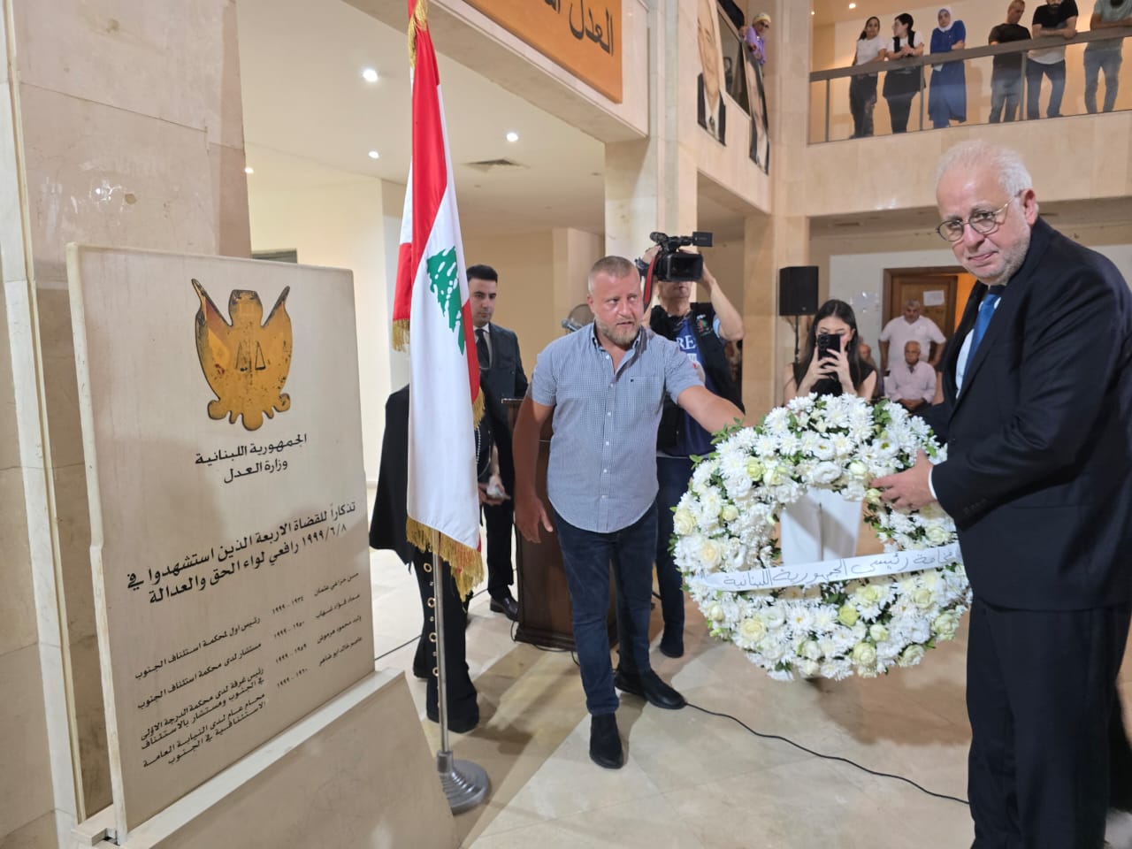 وزير العدل يضع إكليلاً من الورد. (أحمد منتش)
